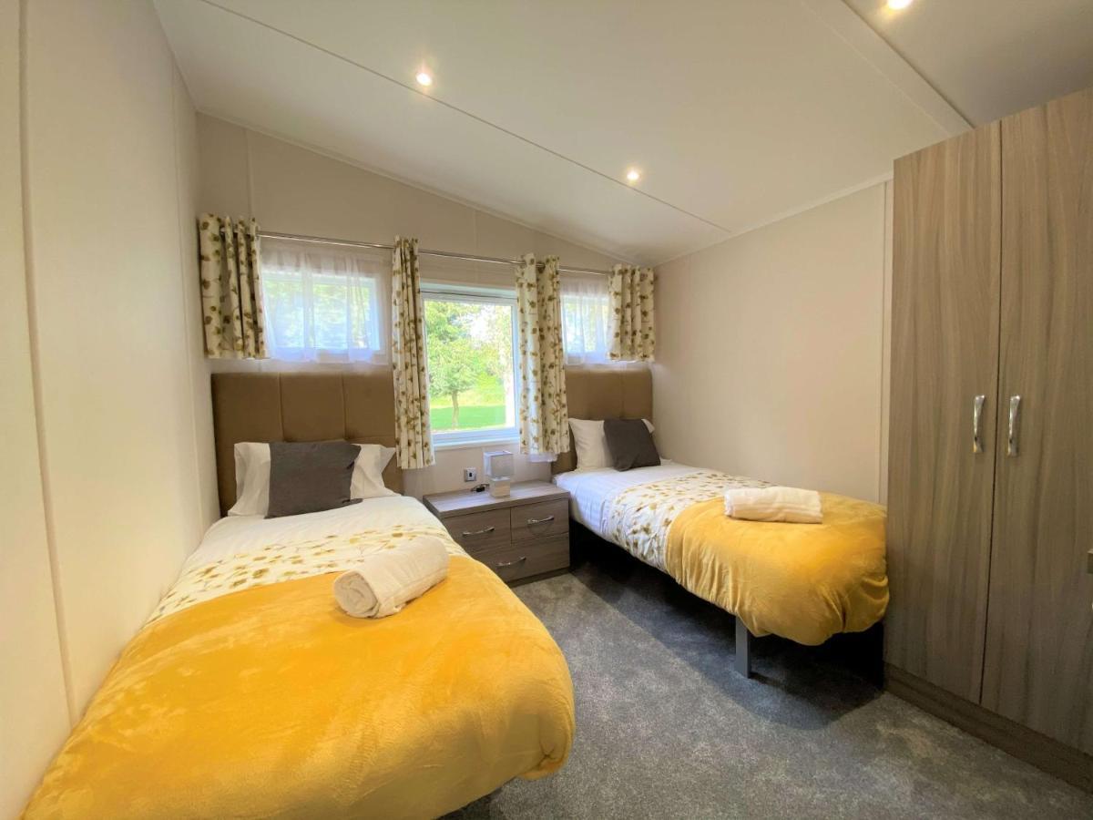 The Yorkshire Burrow Lodge With Hot Tub Екстериор снимка