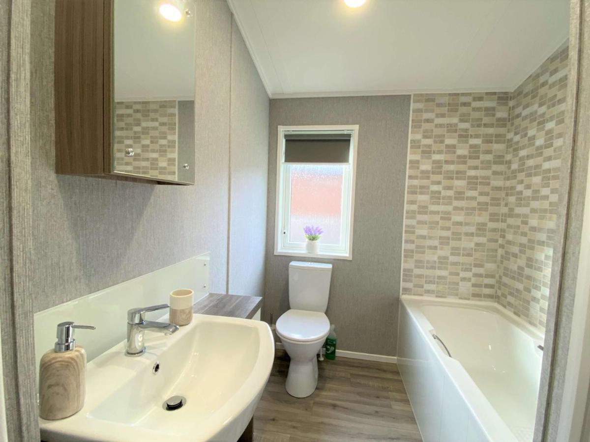 The Yorkshire Burrow Lodge With Hot Tub Екстериор снимка