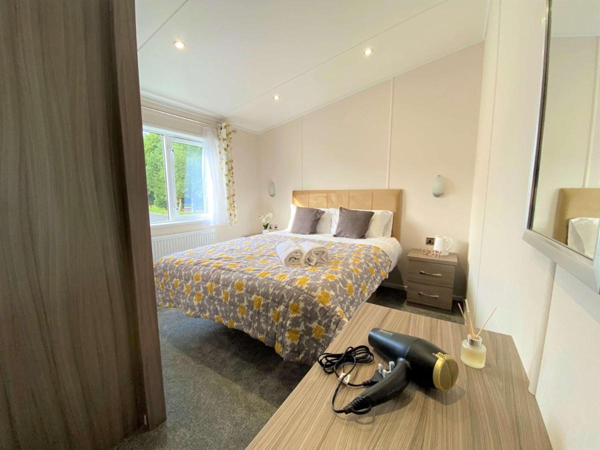 The Yorkshire Burrow Lodge With Hot Tub Екстериор снимка